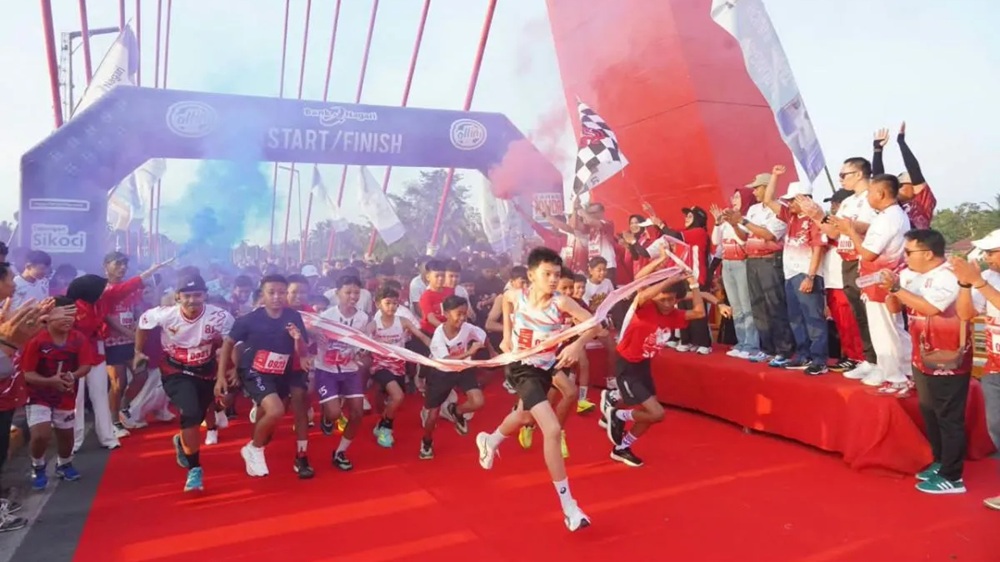 Ribuan Warga Padati Dharmasraya Merah Putih Run 2026 di Jembatan Kabel