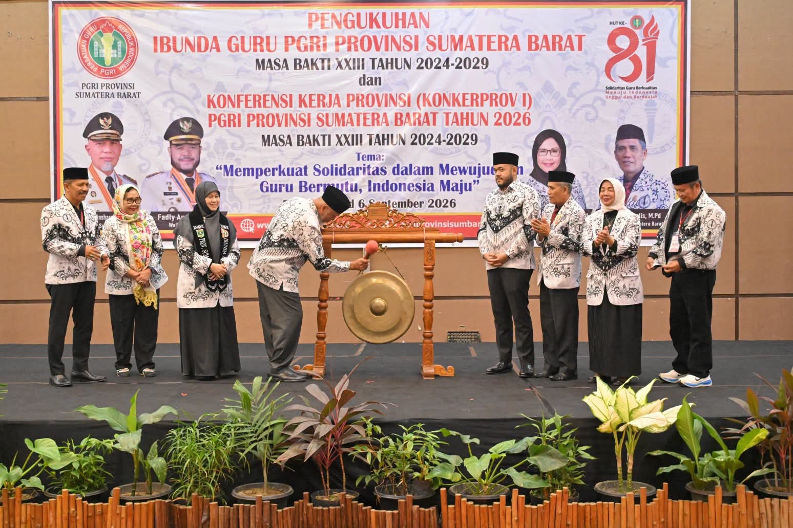 Kukuhkan Ibunda Guru PGRI Sumbar, Mahyeldi Tekankan Kompetensi dan Perlindungan Guru