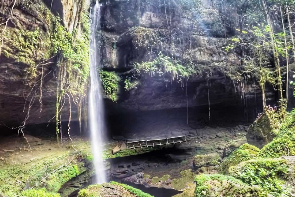 Air Terjun Lubuak Bulan: Surga Tersembunyi di Jantung Hutan Sumatera Barat