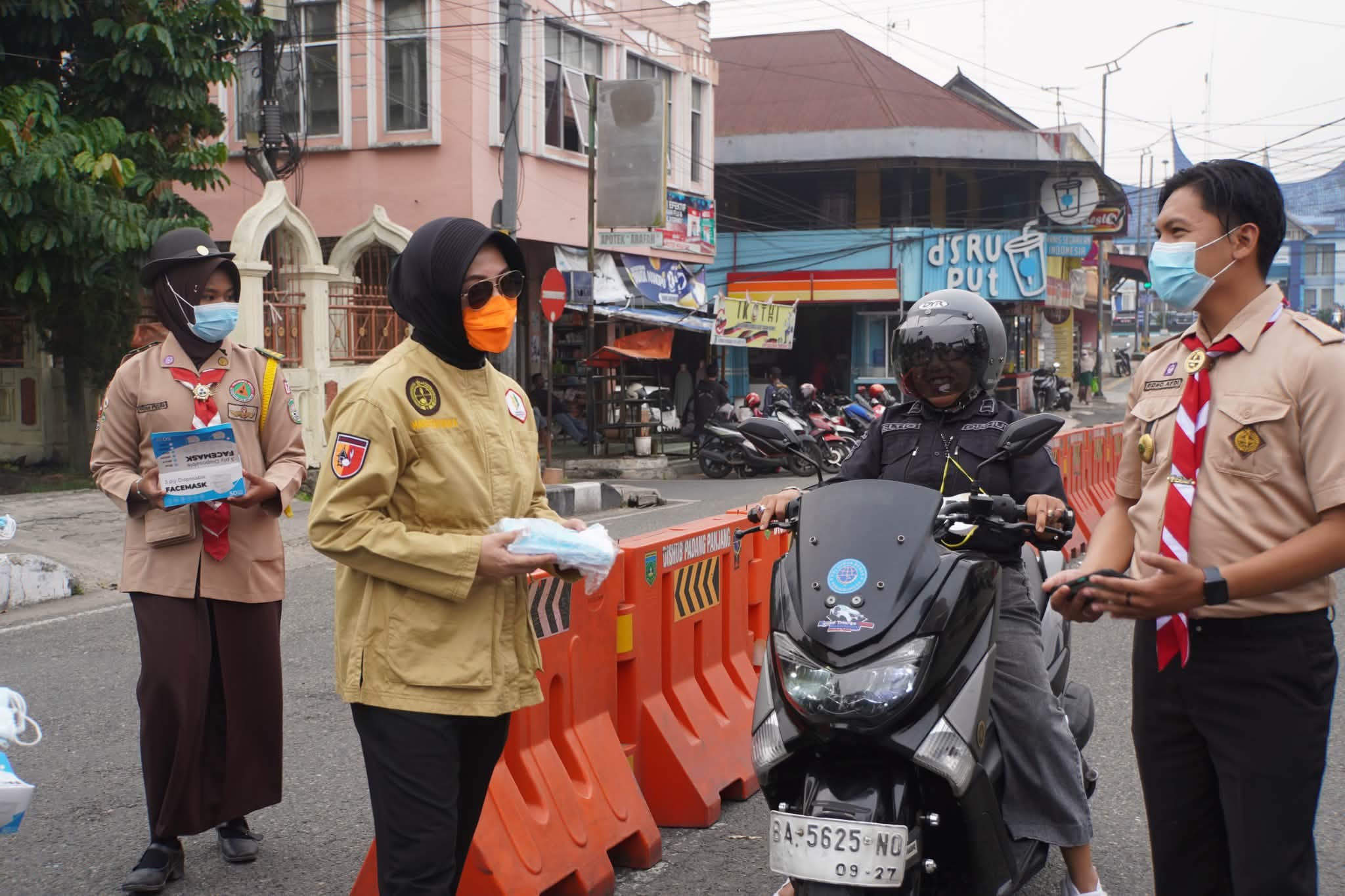 Pramuka Padang Panjang Bagikan Masker, Bantu Lindungi Warga dari Kabut Asap