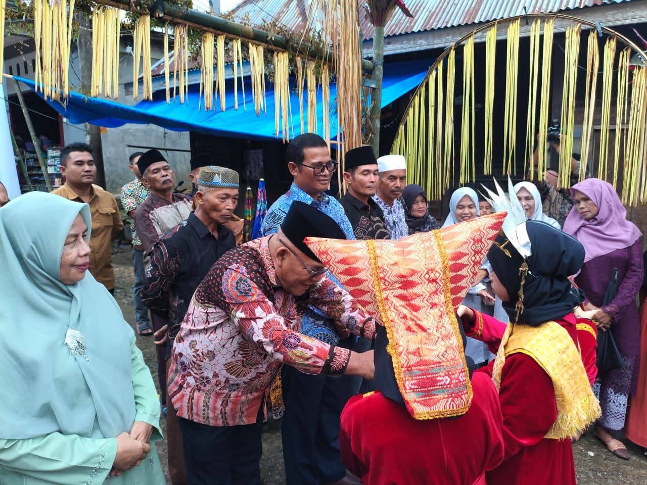 Hadiri Tradisi Babimba, Bupati Pasbar Ajak Masyarakat Lestarikan Adat dan Perkuat Kebersamaan