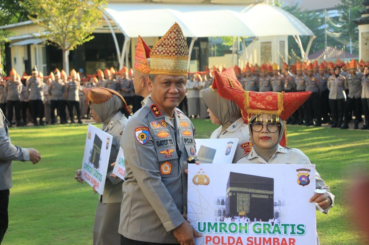 Kapolda Sumbar Beri Hadiah Umrah Gratis untuk 12 Personel Berprestasi