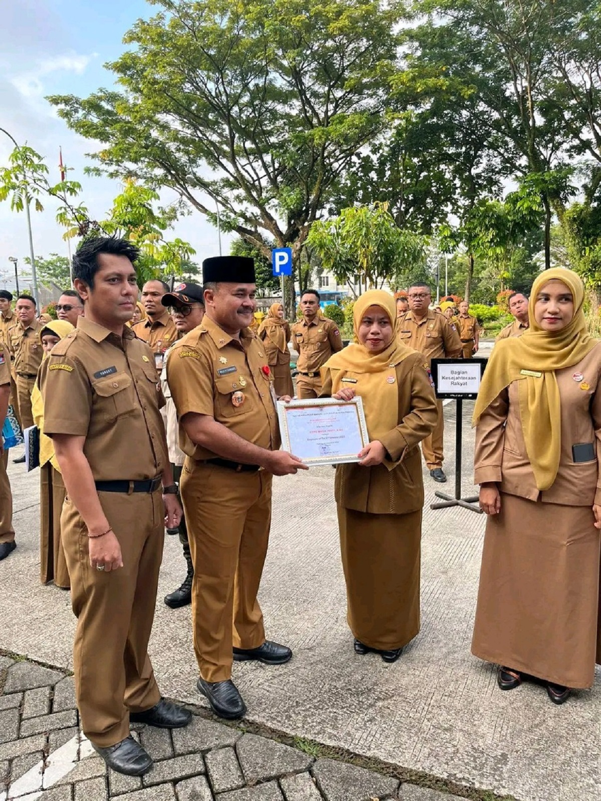Apel Gabungan di Balai Kota, ASN Berprestasi Padang Terima Penghargaan