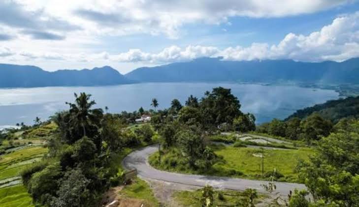Jam Gadang, Danau Maninjau, dan Pantai Carocok: Destinasi Wisata Andalan Sumatera Barat