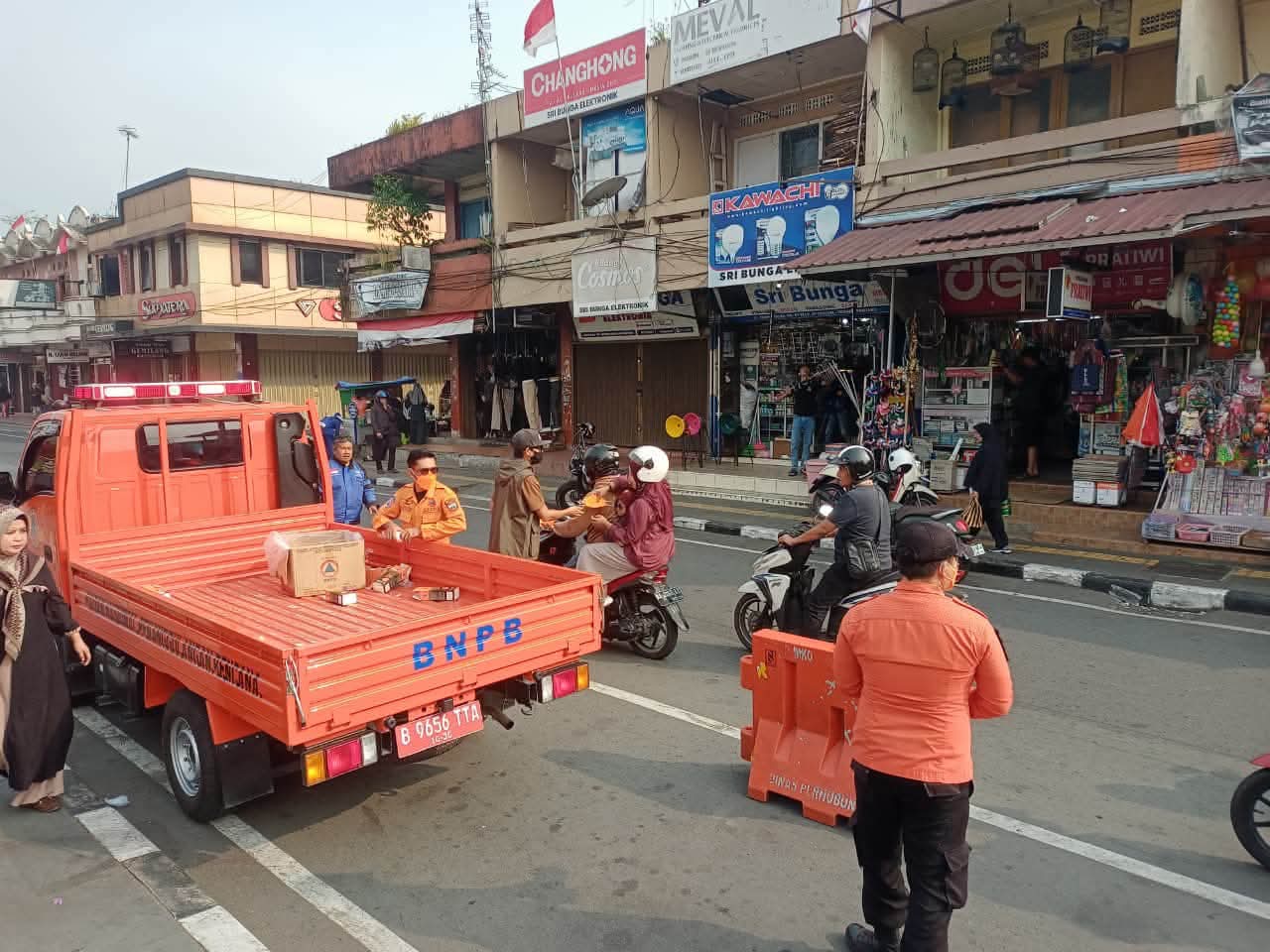 Kualitas Udara Padang Panjang Menurun Akibat Karhutla, BPBD Kesbangpol Bagikan Masker