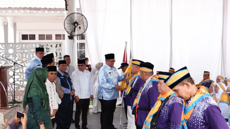 Wabup Ahmad Fadly Resmi Lepas 308 Jemaah Calon Haji Tanah Datar