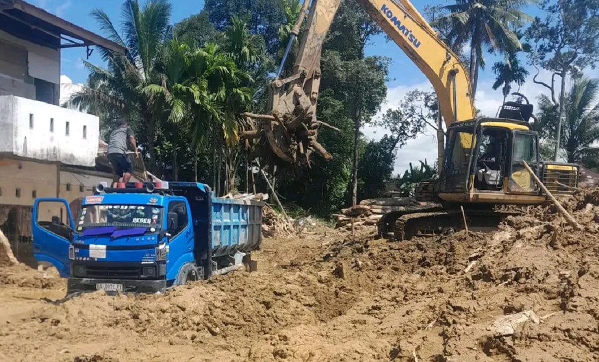 Percepat Pemulihan Pascabencana, Pemko Padang Bersihkan Sisa Longsor di Sejumlah Titik 