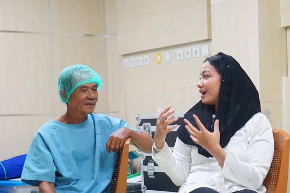 Bupati Dharmasraya Tinjau Langsung Operasi Katarak di RSUD Sungai Dareh