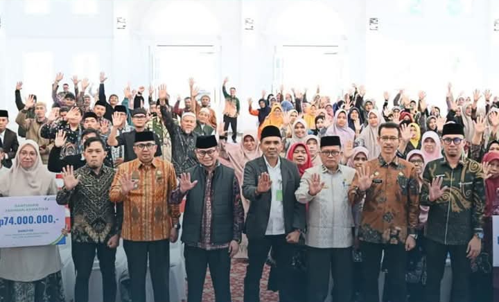 Wawako Ibnu Asis Serahkan Insentif Guru Keagamaan & Garin Bukittinggi, Dilengkapi BPJS Ketenagakerjaan