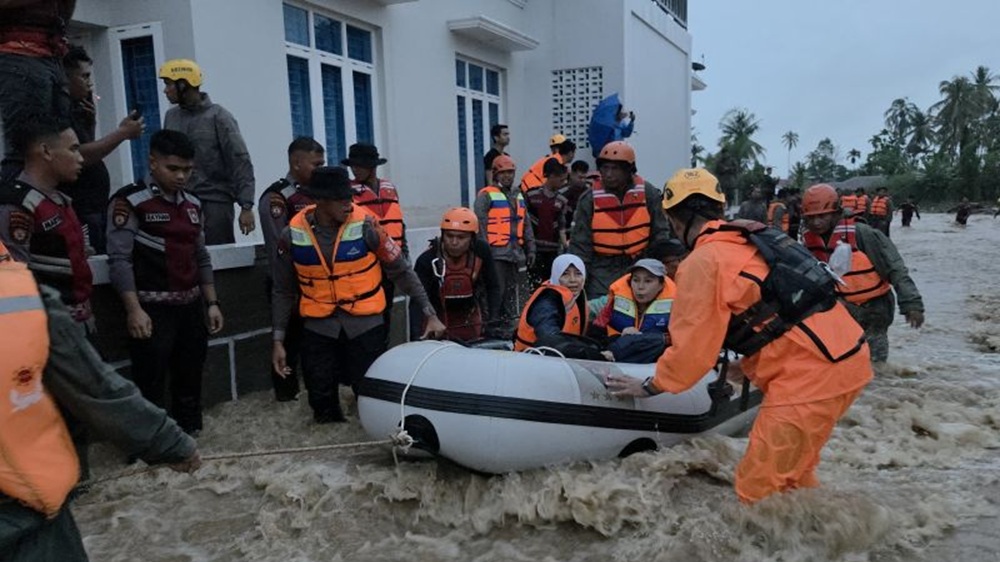Tim SAR Evakuasi Lebih dari 50 Warga Terjebak Banjir di Padang