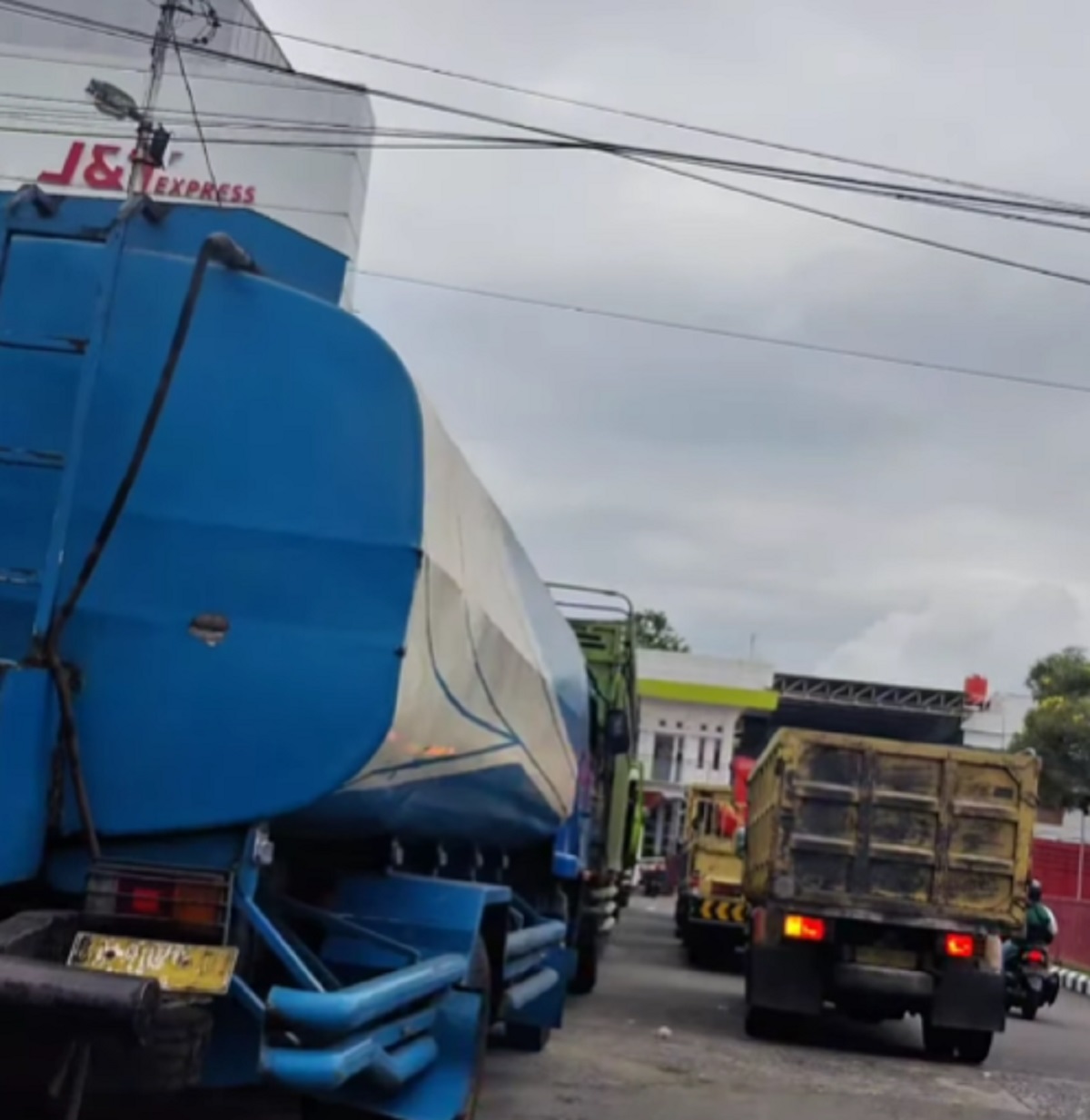 Disperindag Sumbar Pastikan Tak Ada Pengurangan Solar, Antrean Truk di SPBU Akibat Keterlambatan Logistik