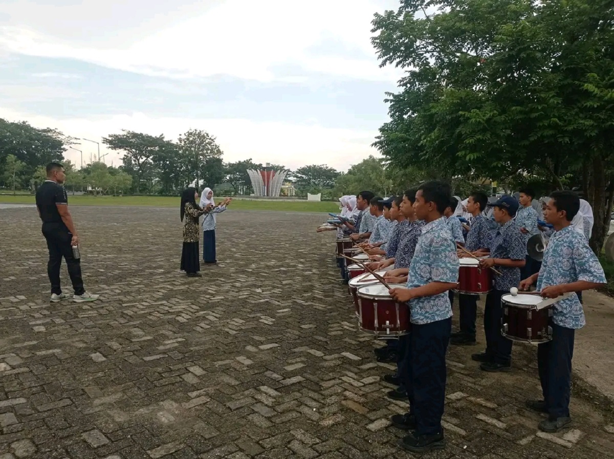 Sambut Hardiknas 2026, Tim Drumband Gabungan SMP di Padang Matangkan Persiapa