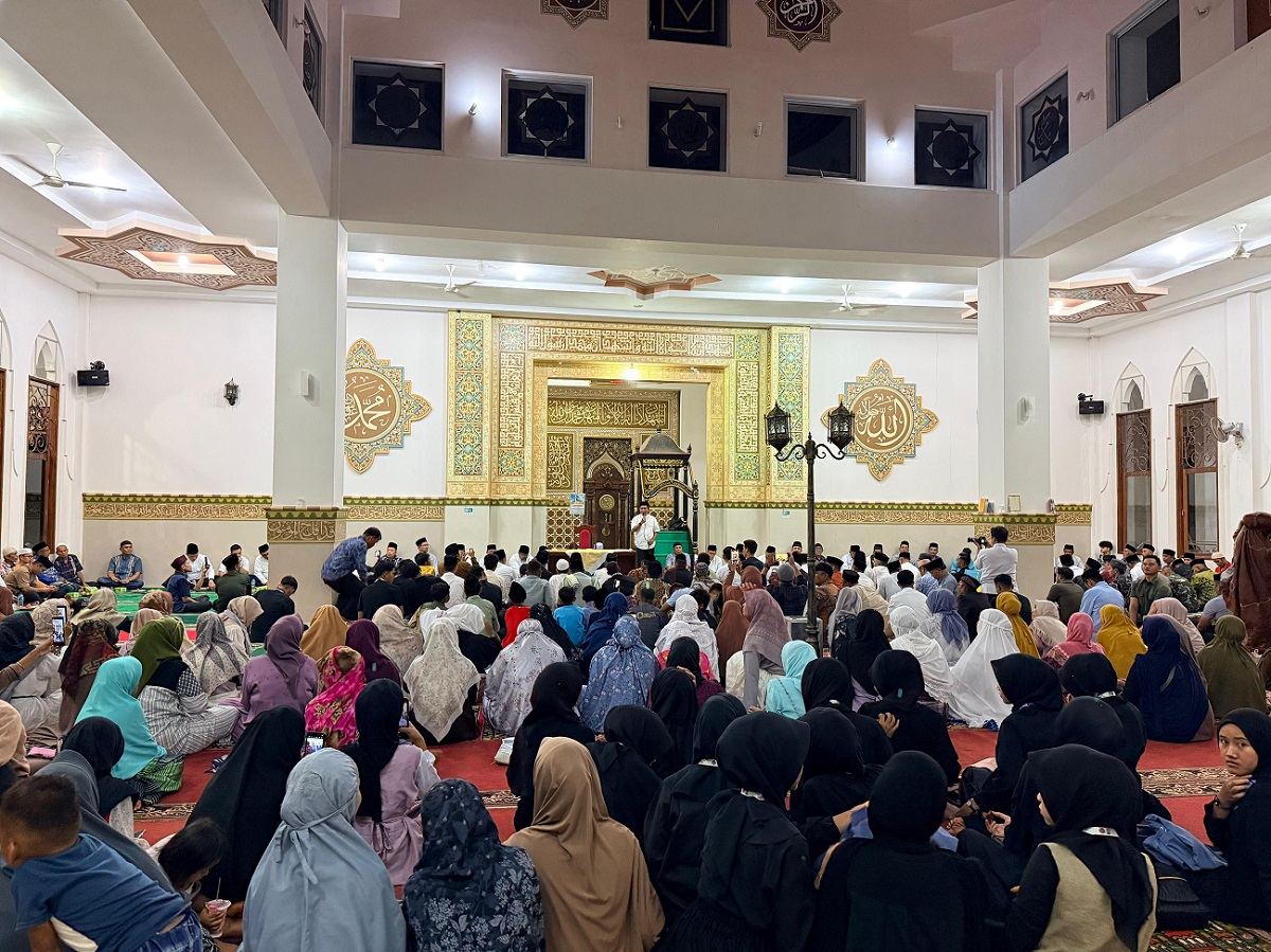 Bantu Masyarakat Sungai Geringging, Inspektur Sumbar Andri Yulika Pimpin Safari Ramadan di Masjid Raya