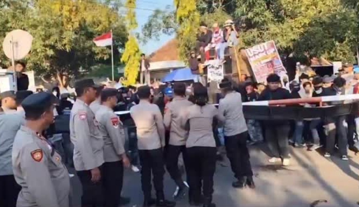 Aksi Ekstrem Aliansi Topi Jerami: Protes Pelayanan PDAM dengan Lempar Puluhan Ular