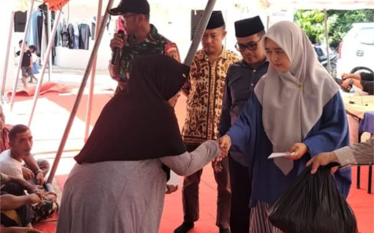 Wabup Risnaldi Ibrahim Salurkan Bantuan untuk 53 KK Huntara di Bayang Utara