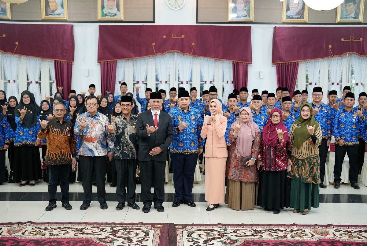 Gubernur Mahyeldi Lantik Pejabat Pratama dan 65 Kepala Sekolah: Perkuat Birokrasi yang Transparan dan Berinteg