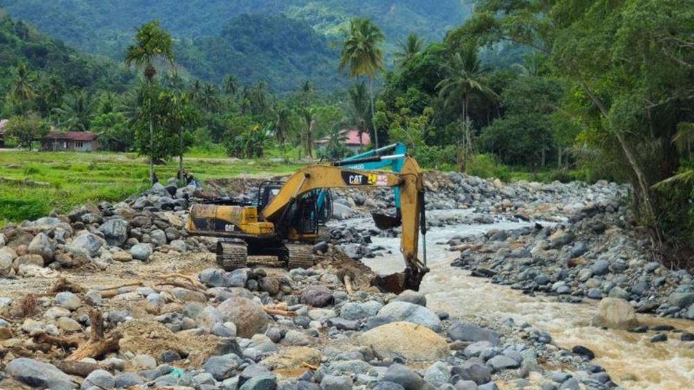 Pemerintah Turunkan Tiga Unit Alat Berat untuk Penanganan Banjir Padang