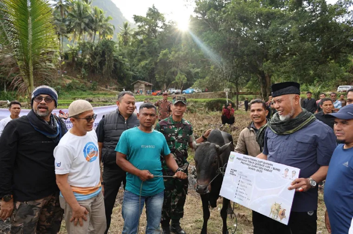 Gubernur Sumbar Serahkan Bantuan Qurban ke Nagari Tanjung Balik