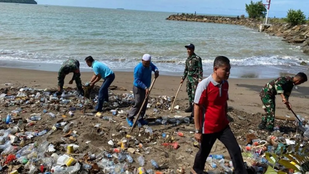 Pantai Pasaman Barat Kembali Bersih, OPD Kompak Gotong Royong Pasca Libur Lebaran