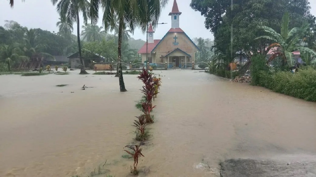 Respon Kilat Bupati Mentawai, Warga Terdampak Banjir Dapat Makanan dari Posko Darurat