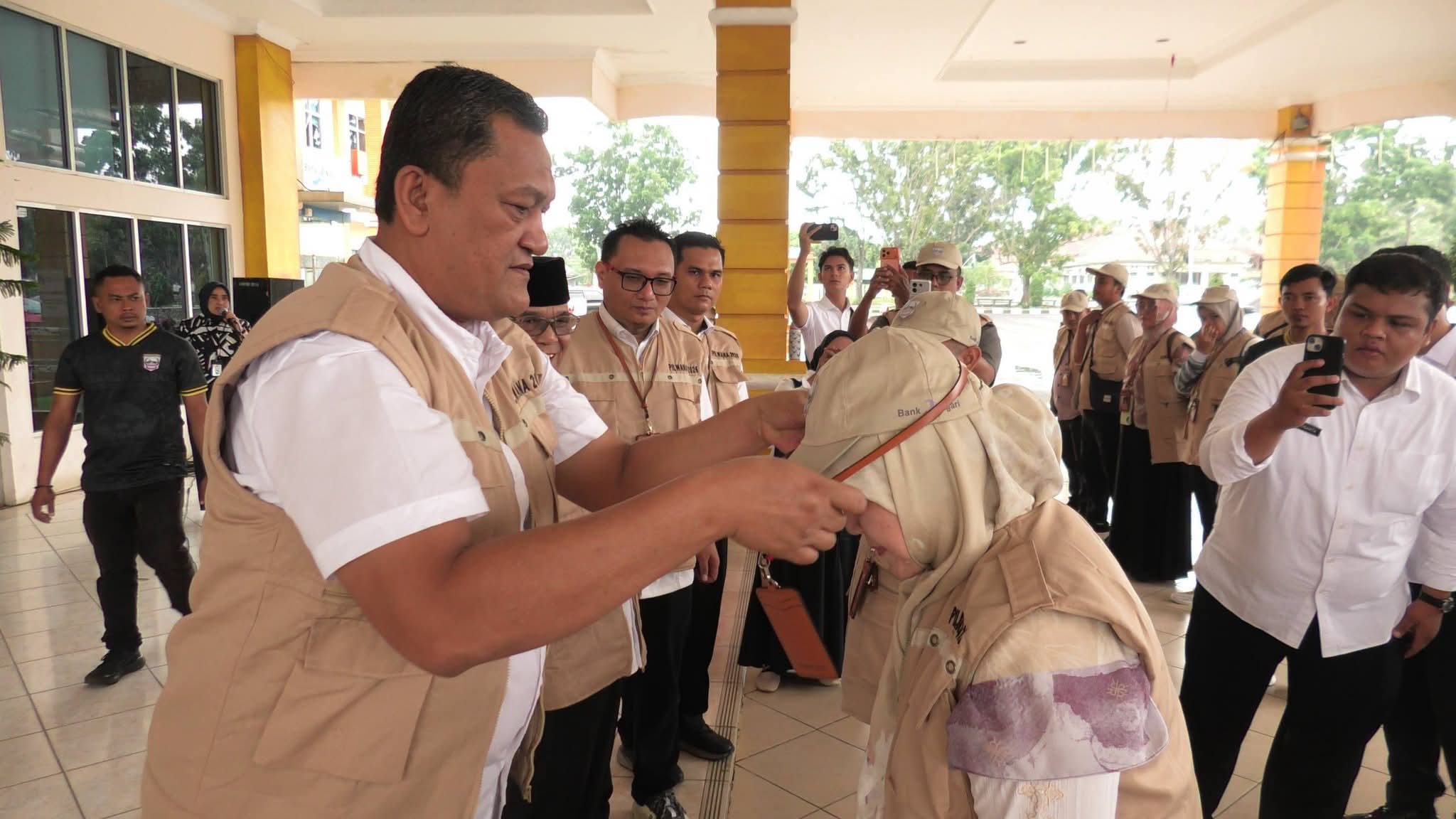 Pilwana Serentak Pasbar Pakai E-Voting, Bupati Yulianto Lepas 75 Personel Tim Teknis TPS