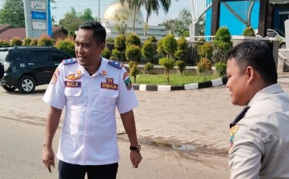 Cegah Kecelakaan, Dishub Dharmasraya Tambal Lubang di Jalan Padat Kendaraan