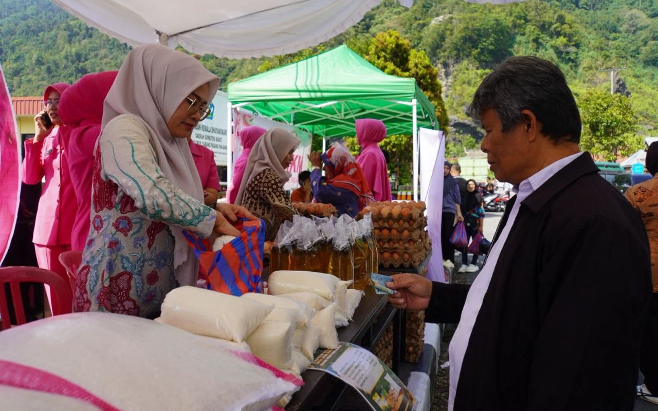 Pemkot Padang Panjang Gelar Bazar Ramadan di Mapolres, Warga Boyong Sembako Murah