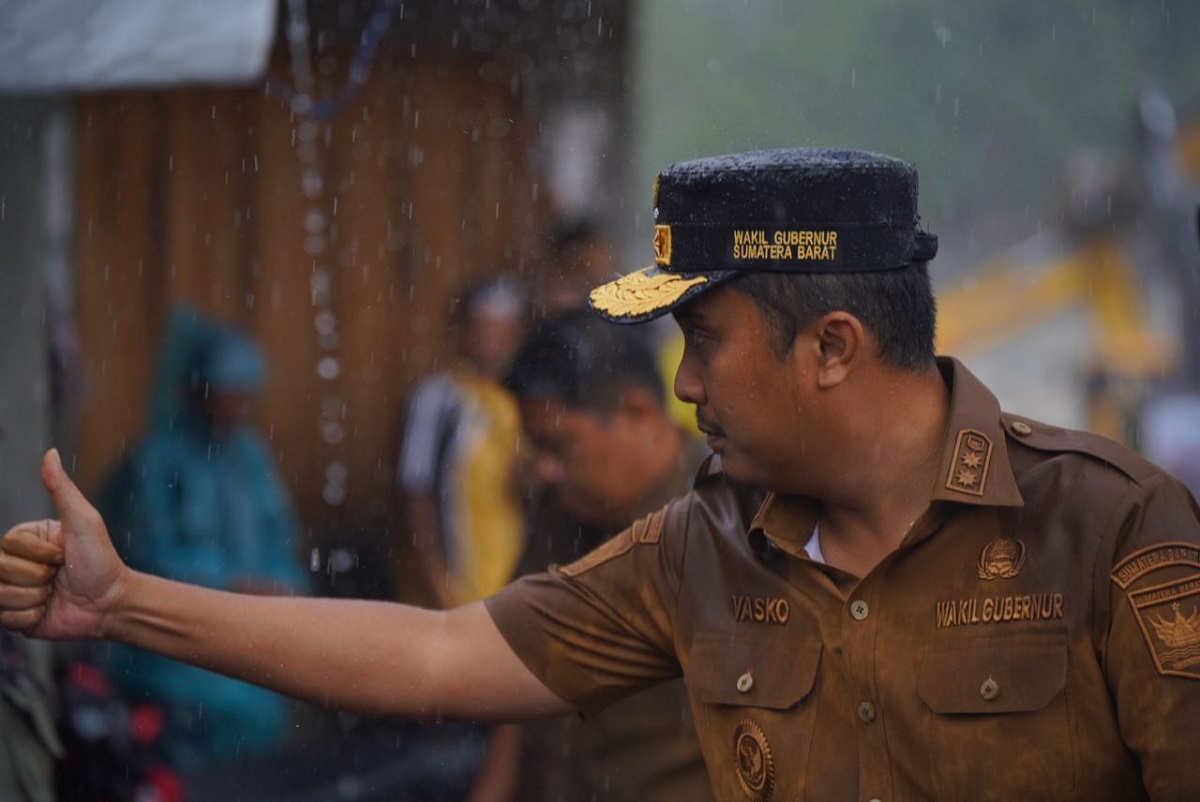 Cuaca Tak Menentu, Vasko Ruseimy Sampaikan Terima Kasih Atas Kegigihan Relawan di Lokasi Bencana Sumbar