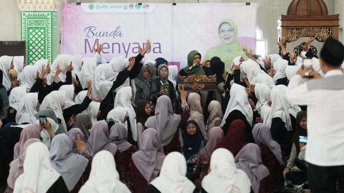 Penasihat DWP Kemenag Helmi Halimatul Udhmah Ajak Santriwati Jaga Adab dan Keutuhan Bangsa