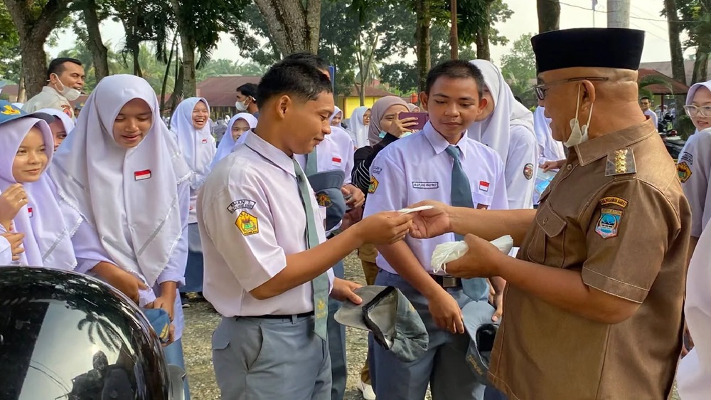 Pemkab Pasaman Barat Bagikan Masker kepada Pelajar dan Pengguna Jalan
