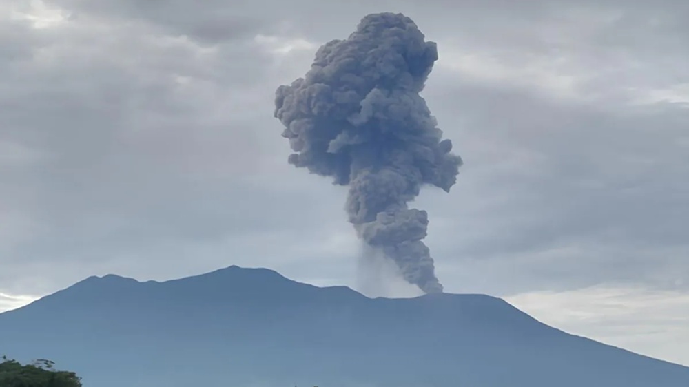 Gunung Marapi Erupsi Lagi: Semburkan Abu Vulkanik Kelabu Setinggi 500 Meter!
