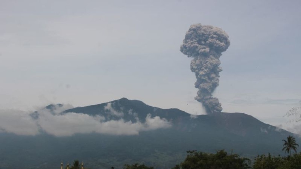 Gunung Marapi Kembali Erupsi, Abu Vulkanik Mengarah ke Padang Panjang dan Tanah Datar