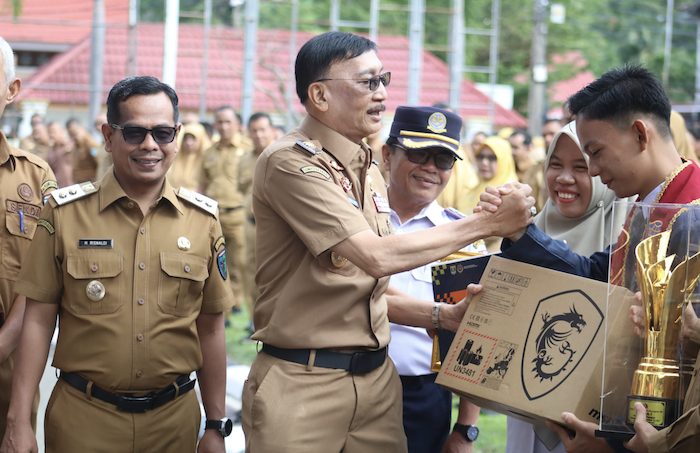 Bupati Hendrajoni Dorong Nagari Fasilitasi Pendidikan Anak Pintar dari Keluarga Miskin di Pesisir Selatan 