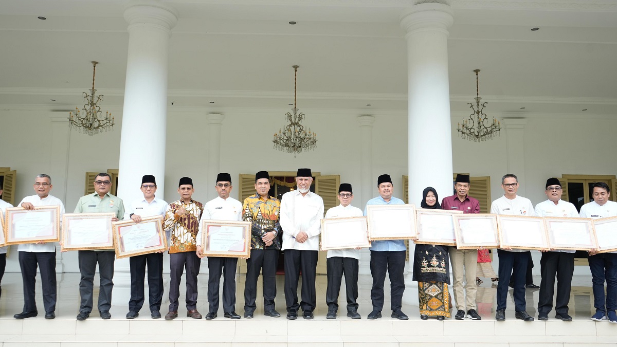 Bukti Komitmen Layanan Publik, 14 OPD Sumbar Terima Penghargaan SPM 2024