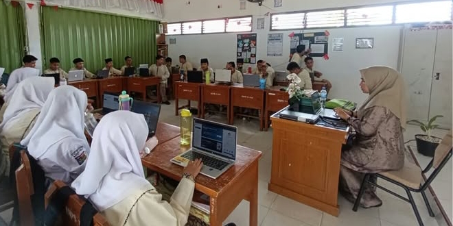 Ruang Kelas Digital Hadir di SMPN 17 Padang, Pembelajaran Terintegrasi Teknologi dan AI