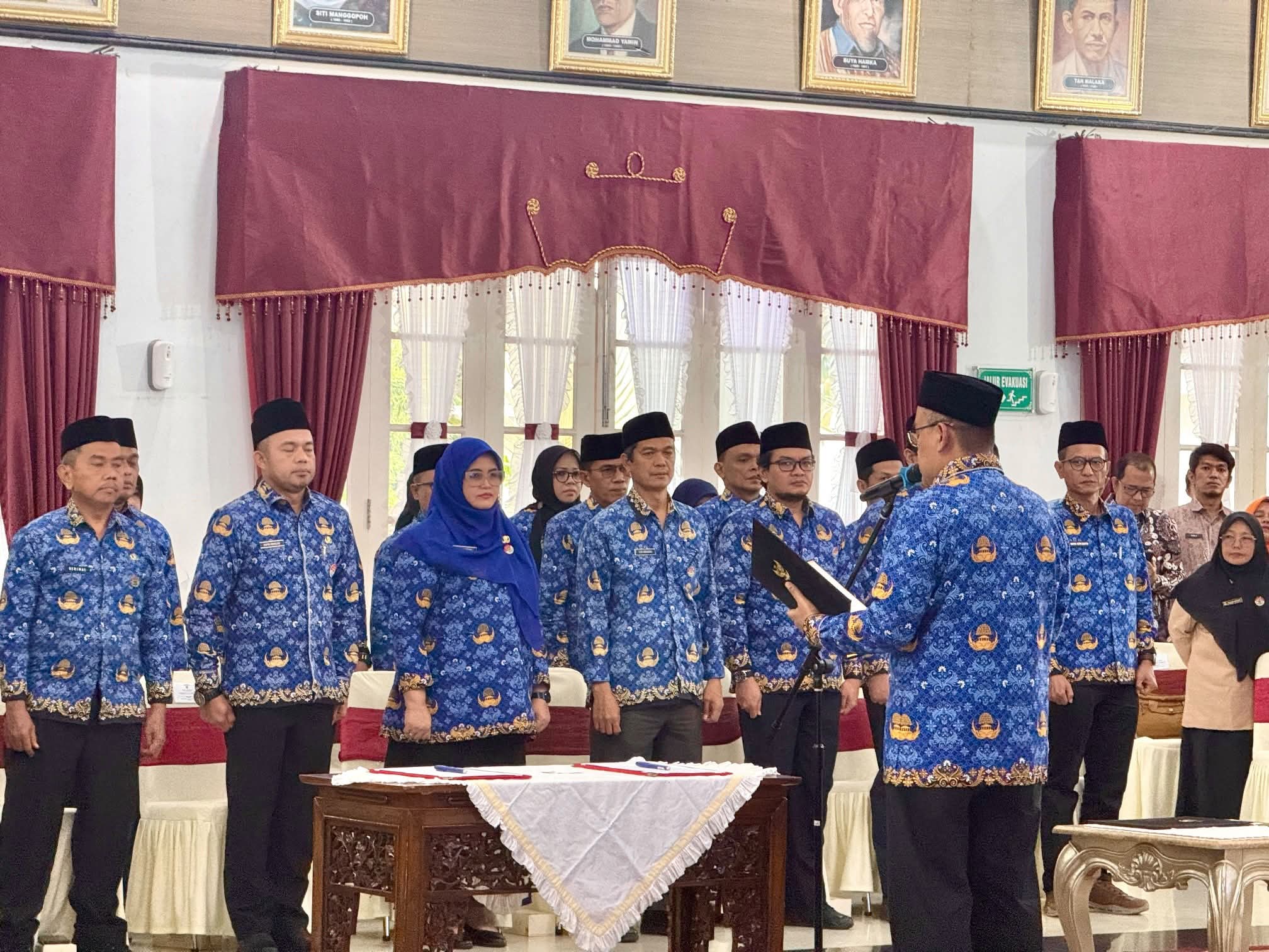 Lantik 33 Pejabat, Sekda Sumbar Tekankan Pentingnya Kompetensi dan Etika Birokrasi