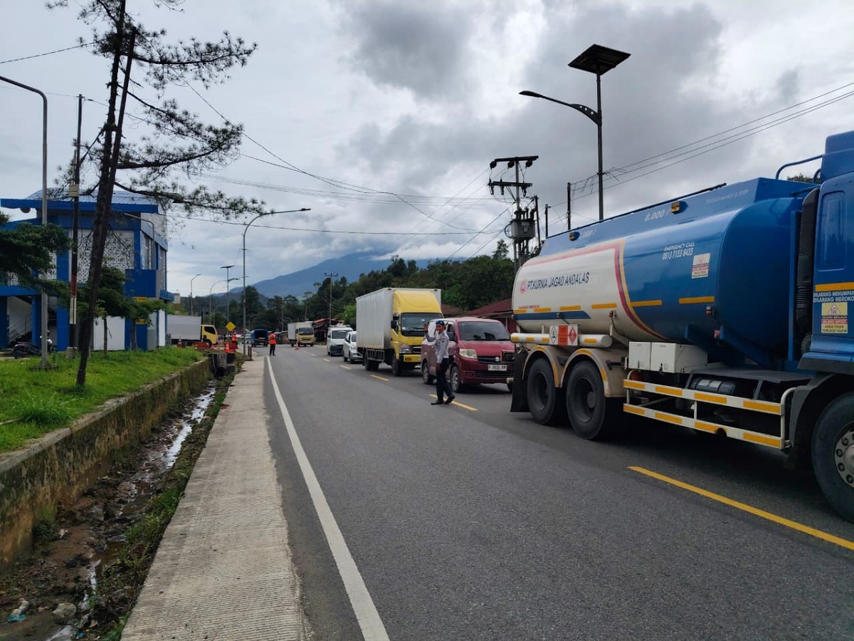 Respons Padat Total: Dishub Sumbar Uji Coba Pelepasan Truk Bertahap di Sitinjau Lauik, Atur Jam Operasi