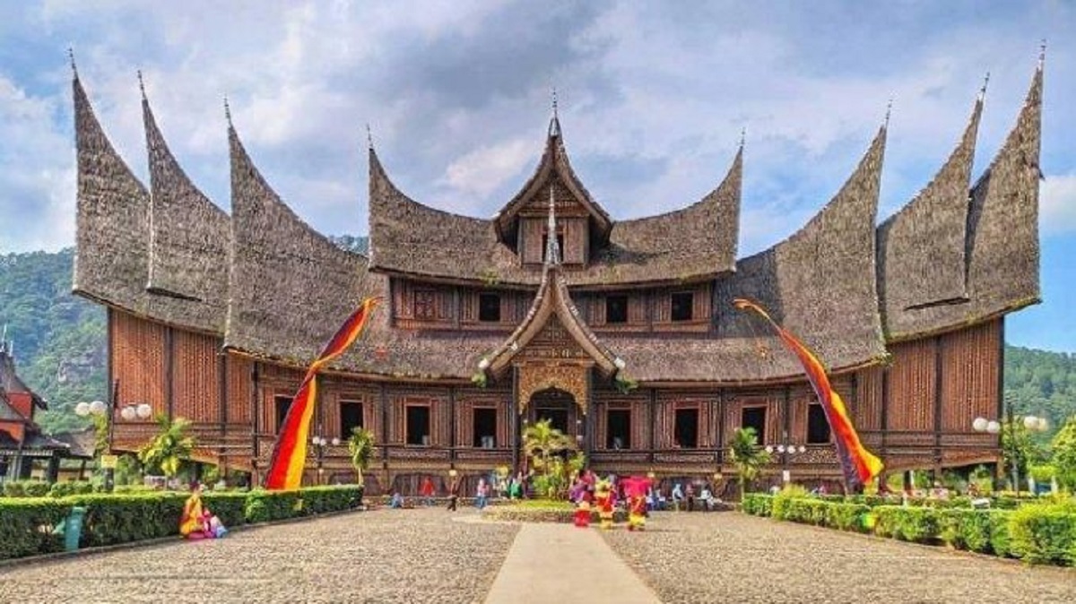 Istano Basa Pagaruyung: Simbol Kejayaan Minangkabau yang Menawan
