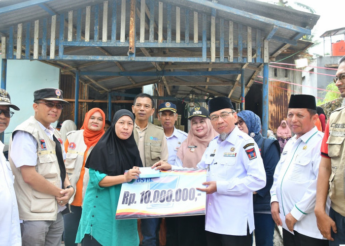 Pemko Padang Salurkan Bantuan untuk Korban Kebakaran di Lubuk Kilangan, Warga Terima BSTT Rp10 Juta