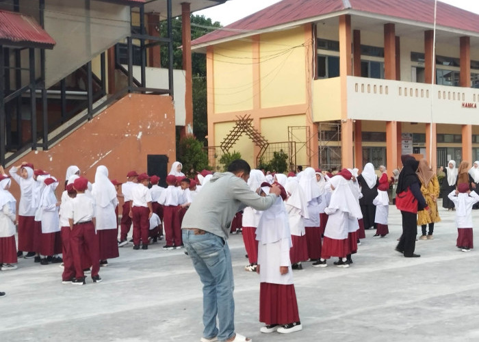 Hangat dan Penuh Haru, Gerakan Ayah Mengantar Anak Warnai Hari Pertama Sekolah di Padang Panjang