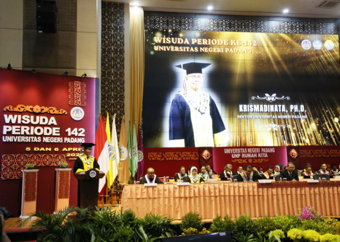 Wisuda ke-142 UNP Digelar, Rektor Tegaskan Ini Awal Perjalanan Lulusan