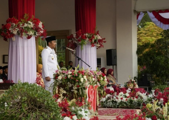 Pimpin Upacara Penurunan Bendera, Wagub Vasko Tegaskan Komitmen Jaga Merah Putih