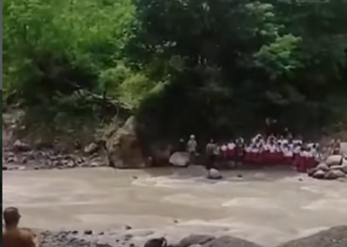 Penuh Kehangatan, Siswa SDN Oelbaf Sambut Kedatangan Pejabat Dinas Pendidikan di Jalur Sungai