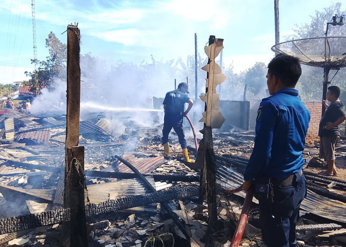 4 Rumah di Lunang Ludes Terbakar, Damkar Pessel dan Muko-Muko Lakukan Penanganan Bersama
