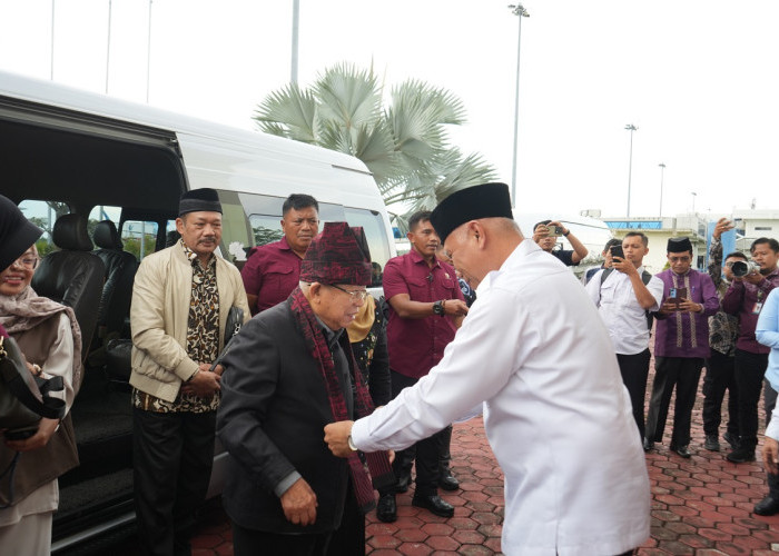 Jelang Konferensi Wakaf Internasional 2025, Ma’ruf Amin Tiba di Sumbar dan Disambut Gubernur Mahyeldi