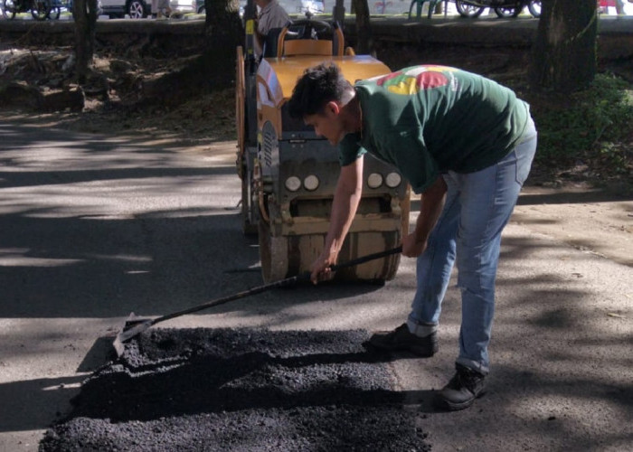  Tingkatkan Kenyamanan Pengguna Jalan, DPUPR Kota Padang Gencar Tambal Lubang di Sejumlah Ruas