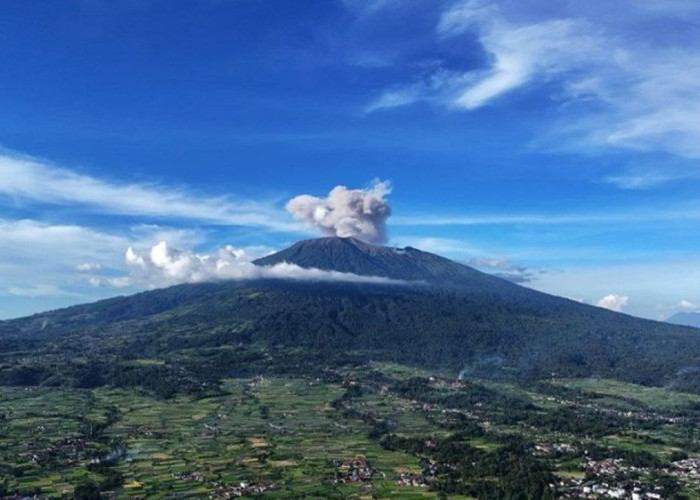 Gunung Marapi Sumbar Kembali Erupsi, Hujan Abu Selimuti Bukittinggi dan Agam