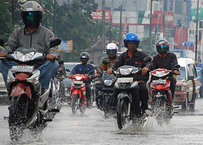 Waspada! Intensitas Hujan Meningkat, Polisi Catat Lonjakan Risiko Kecelakaan Akibat Jalan Licin