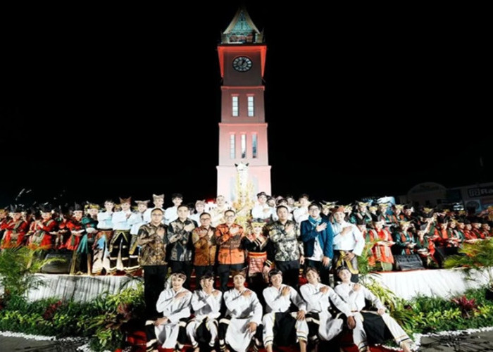 Satu Abad Jam Gadang Bukittinggi: Menbud Tegaskan Peran Penanda Zaman Menuju Indonesia Emas