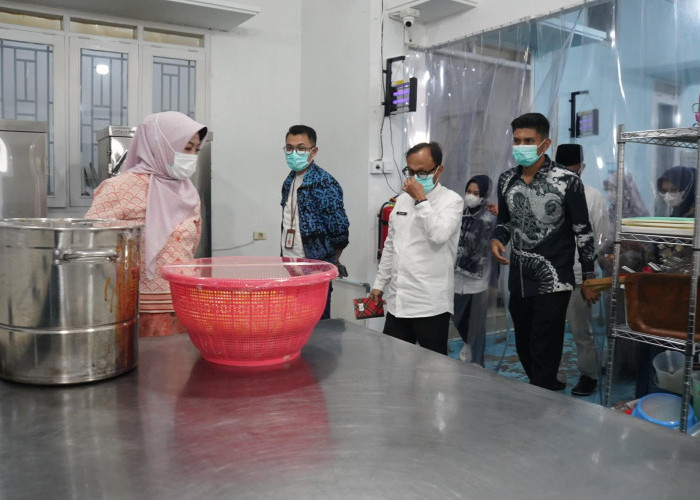 Tinjau Dapur MBG di PPT, Ketua TP-PKK Padang Panjang Berikan Saran Peningkatan Layanan